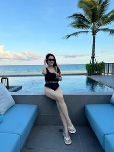 Vietnamese Celebrities Flaunt Stunning Summer Style and Ageless Beauty on Vacation - image 5