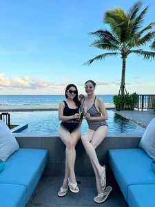 Vietnamese Celebrities Flaunt Stunning Summer Style and Ageless Beauty on Vacation - image 3