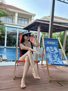 Vietnamese Celebrities Flaunt Stunning Summer Style and Ageless Beauty on Vacation - image 7