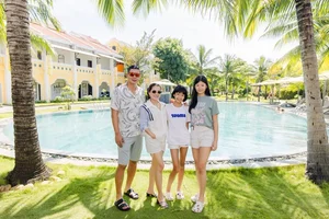 Vietnamese Celebrities Flaunt Stunning Summer Style and Ageless Beauty on Vacation - image 2