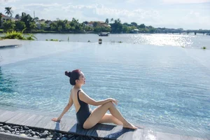 Vietnamese Celebrities Flaunt Stunning Summer Style and Ageless Beauty on Vacation - image 4