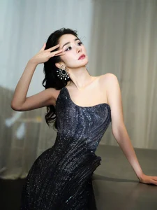 Chinese Celebrity Style: Top Stars Compete in Effortless Leg-Flashing Fashion - image 13