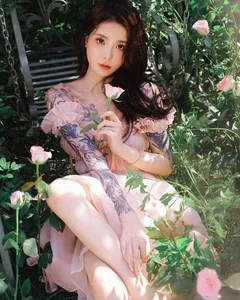 Stunning Chinese Tattoo Model Turns Heads with Edgy and Chic Style - image 9