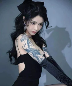Stunning Chinese Tattoo Model Turns Heads with Edgy and Chic Style - image 2