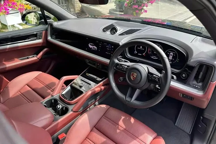 Viral Wedding Gift: Can Tho Tycoon Gifts 6 Billion VND Porsche Cayenne