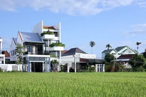 Eco-Friendly House Design: Staying Cool with Skylights and Green Balconies - image 0