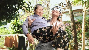 Vietnamese Youth Goes Viral with Creative Fashion Using Grandmother's Vintage Clothes - image 10
