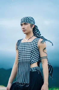 Vietnamese Youth Goes Viral with Creative Fashion Using Grandmother's Vintage Clothes - image 9