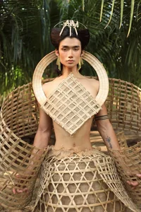 Vietnamese Youth Goes Viral with Creative Fashion Using Grandmother's Vintage Clothes - image 1