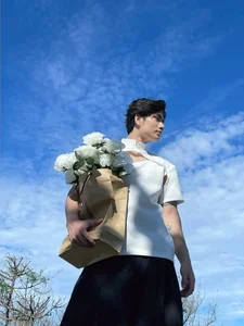 Vietnamese Youth Goes Viral with Creative Fashion Using Grandmother's Vintage Clothes - image 8