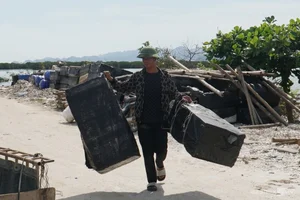 Ha Long Bay Environmental Alert: Floating Farm Waste Threatens Vietnam's Iconic Heritage Site - image 0