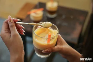 Hanoi’s Hidden 30-Year-Old Cafe: A Unique Cultural Experience Where Customers Stoop to Enter - image 9