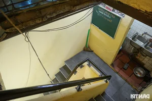 Hanoi’s Hidden 30-Year-Old Cafe: A Unique Cultural Experience Where Customers Stoop to Enter - image 5