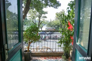 Hanoi’s Hidden 30-Year-Old Cafe: A Unique Cultural Experience Where Customers Stoop to Enter - image 4