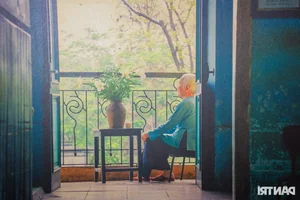 Hanoi’s Hidden 30-Year-Old Cafe: A Unique Cultural Experience Where Customers Stoop to Enter - image 0
