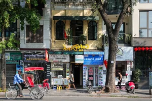 Hanoi’s Hidden 30-Year-Old Cafe: A Unique Cultural Experience Where Customers Stoop to Enter - image 7