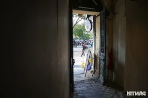 Hanoi’s Hidden 30-Year-Old Cafe: A Unique Cultural Experience Where Customers Stoop to Enter - image 6
