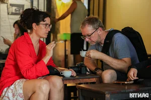 Hanoi’s Hidden 30-Year-Old Cafe: A Unique Cultural Experience Where Customers Stoop to Enter - image 2