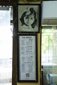 Hanoi’s Hidden 30-Year-Old Cafe: A Unique Cultural Experience Where Customers Stoop to Enter - image 8