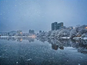 AI Reimagines Hanoi Covered in Dreamy White Snow - image 3