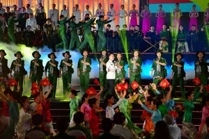 Vietnamese General Secretary To Lam Sings Patriotic Song with Local Artists - image 3