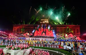 Vietnamese General Secretary To Lam Sings Patriotic Song with Local Artists - image 9