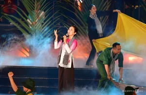 Vietnamese General Secretary To Lam Sings Patriotic Song with Local Artists - image 4
