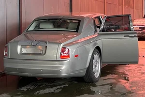 Rare 18-Year-Old Rolls-Royce Phantom Discovered in Hanoi for $200k - image 1