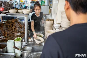 Tiny 20sqm Hanoi Eel Noodle Shop Earns Michelin Recognition - image 0