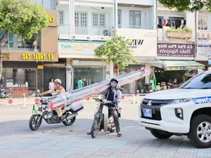 Dangerous Old Motorbikes Overloaded with Goods on Ho Chi Minh City Streets - image 0