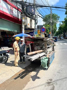 Dangerous Old Motorbikes Overloaded with Goods on Ho Chi Minh City Streets - image 3