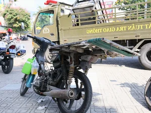 Dangerous Old Motorbikes Overloaded with Goods on Ho Chi Minh City Streets - image 4
