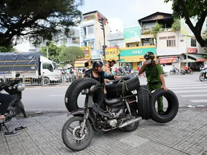 Dangerous Old Motorbikes Overloaded with Goods on Ho Chi Minh City Streets - image 1