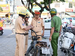 Dangerous Old Motorbikes Overloaded with Goods on Ho Chi Minh City Streets - image 8