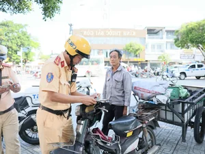 Dangerous Old Motorbikes Overloaded with Goods on Ho Chi Minh City Streets - image 6