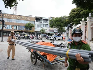 Dangerous Old Motorbikes Overloaded with Goods on Ho Chi Minh City Streets - image 2