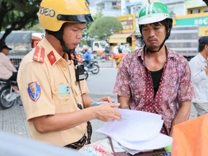 Dangerous Old Motorbikes Overloaded with Goods on Ho Chi Minh City Streets - image 7