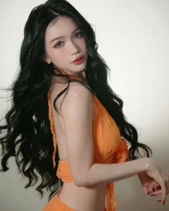 Vietnamese Star Si Thanh Radiates Charm in Vibrant Orange-Themed Fashion Shoot - image 0