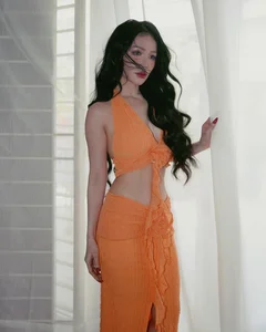 Vietnamese Star Si Thanh Radiates Charm in Vibrant Orange-Themed Fashion Shoot - image 3