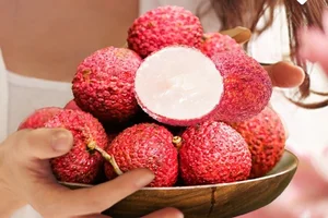 Why Are These Chinese Lychees Priced at 700,000 VND per Kilogram? - image 2