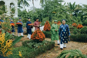 Beautiful Retro Themed Wedding in 2024 Captures Nostalgic Charm - image 2