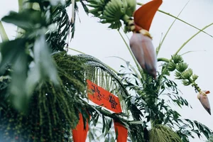 Beautiful Retro Themed Wedding in 2024 Captures Nostalgic Charm - image 3
