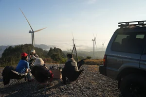 Chasing Clouds: An Unforgettable Cloud-Hunting Experience Amidst Majestic Wind Turbines - image 7