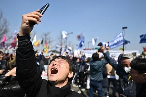 Mixed Public Emotions Following Historic Impeachment of South Korean President - image 3