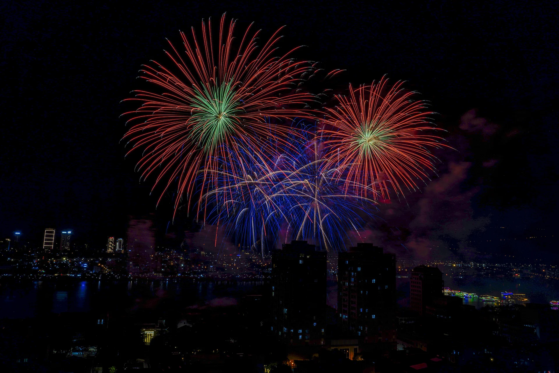China and Finland Face Off in Spectacular Han River Fireworks Competition