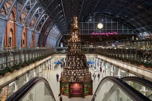 London's St. Pancras International Unveils Stunning 12-Meter Christmas Tree Made from 3,800 Books - image 4
