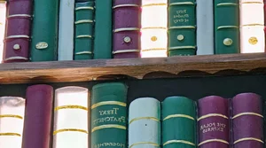 London's St. Pancras International Unveils Stunning 12-Meter Christmas Tree Made from 3,800 Books - image 1