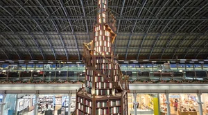 London's St. Pancras International Unveils Stunning 12-Meter Christmas Tree Made from 3,800 Books - image 0