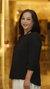 Hoa Sua Ve Trong Gio: A Heartwarming Tale of Family Dynamics and Traditional Values - image 3