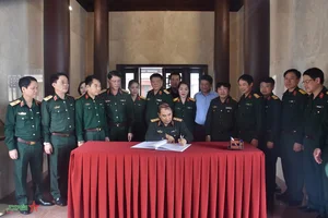 General Phung Si Tan Presents Gifts to Families in Dien Bien - image 9